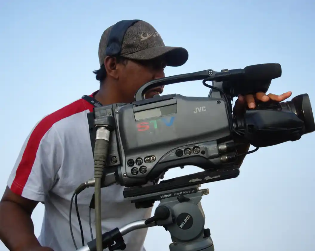 Gunawan Satyakusuma sedang mengoperasikan kamera video JVC untuk dokumentasi kegiatan lapangan pada tahun 2008